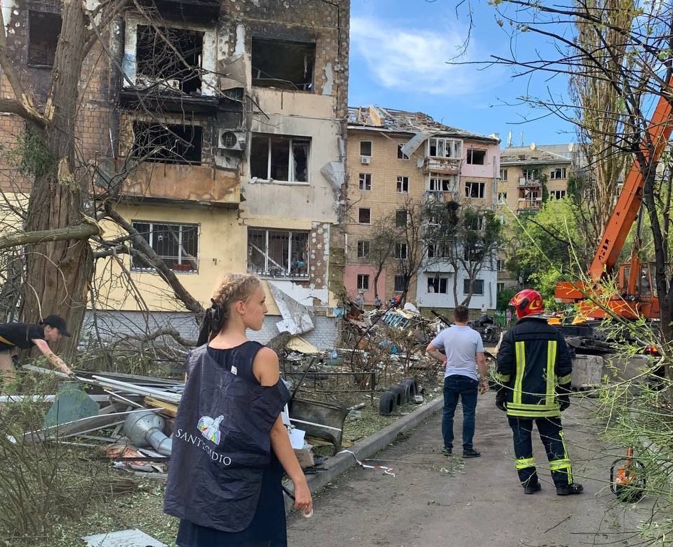 The Youth for Peace of Sant'Egidio rush for first aid in the area of Kyiv hit by new, heavy missile strikes